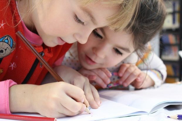 Kinderen spelletje pen en papier