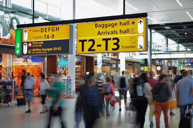 Douane Skitterphoto airport-amsterdam-arrival-2069