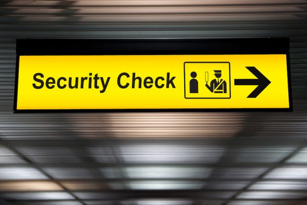 wat controleert de douane op schiphol