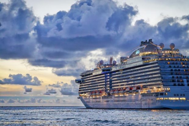 Cruiseschip met mooie wolken
